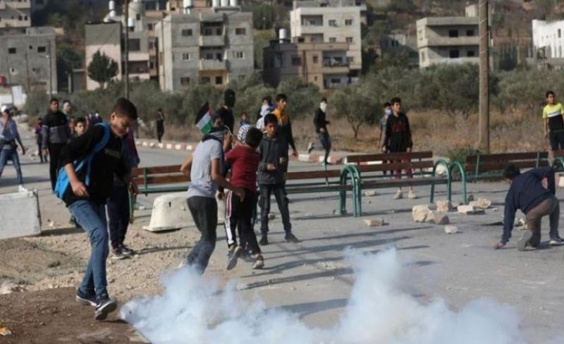 إصابة 12 طالباً بالاختناق خلال اقتحام الاحتلال شرق نابلس