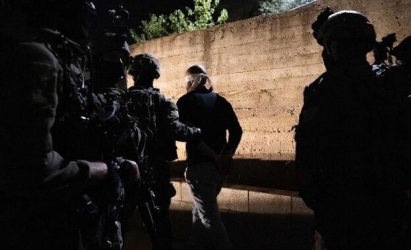 الاحتلال يعتقل 15 مواطنا خلال مداهمات واسعة بالضفة الغربية