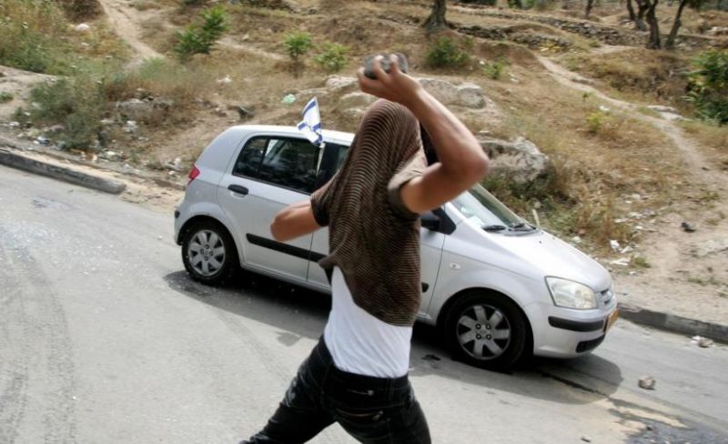 رشق مركبات الفلسطينيين بالحجارة شرق رام الله