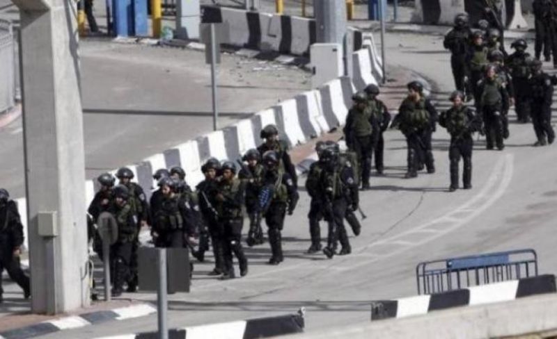 الاحتلال يهدم واجهات محال ويصادر مركبات بـ "شعفاط"