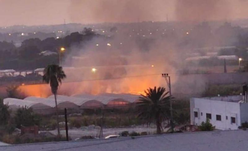 مستوطنون يحرقون غرفة زراعية غرب سلفيت
