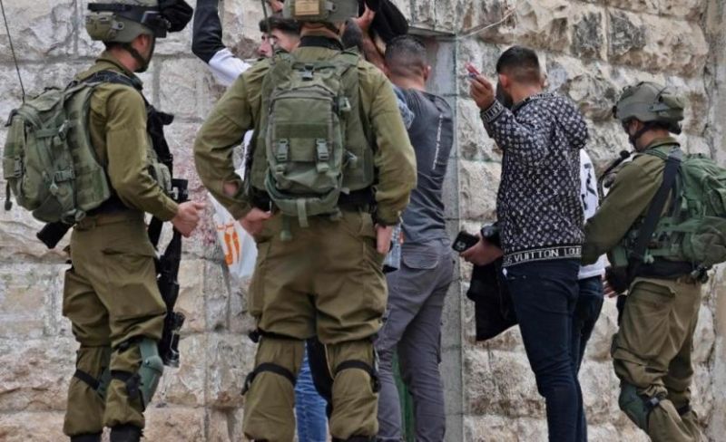 الاحتلال يشنُّ حملة دهم واعتقال في عدة مناطق بالضفة والقدس