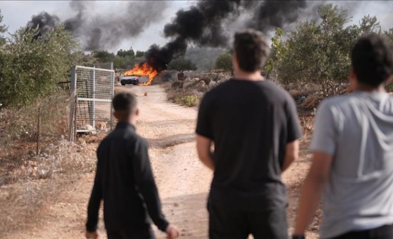 مستوطنون يحرقون كرفانات ومعدات فلسطينية بالسموع