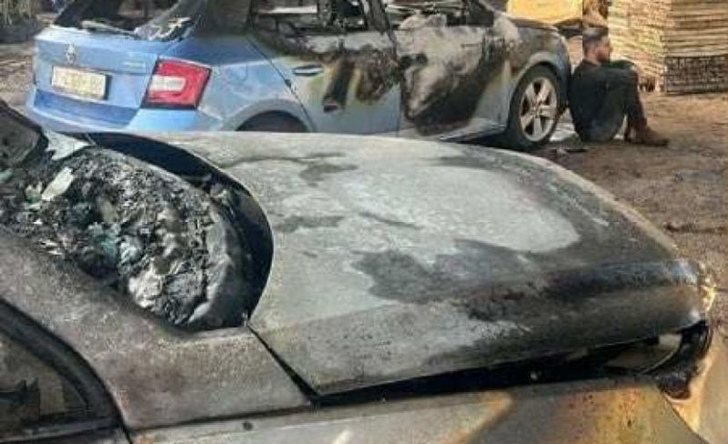 مستوطنون يحرقون مركبات ويحاولون إحراق منزل شمال الخليل