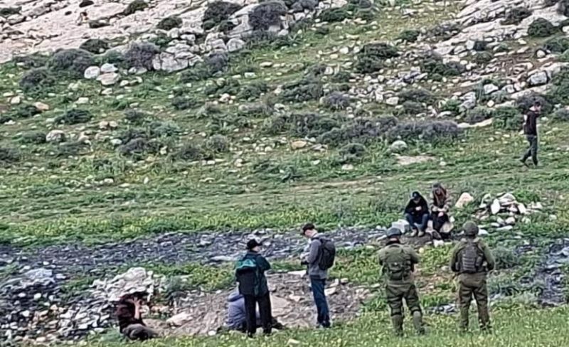 الاحتلال يحتجز ثلاثة مزارعين شرق طمون