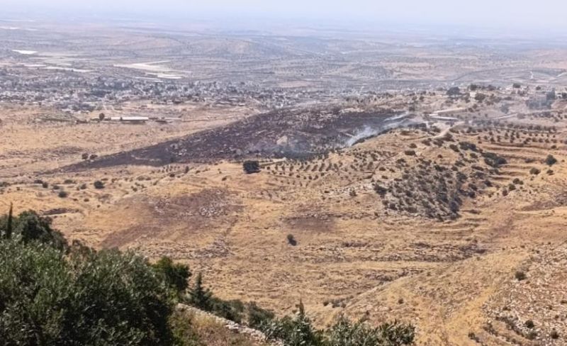 مستوطنون يحرقون أراضي في إفقيقيس بالخليل