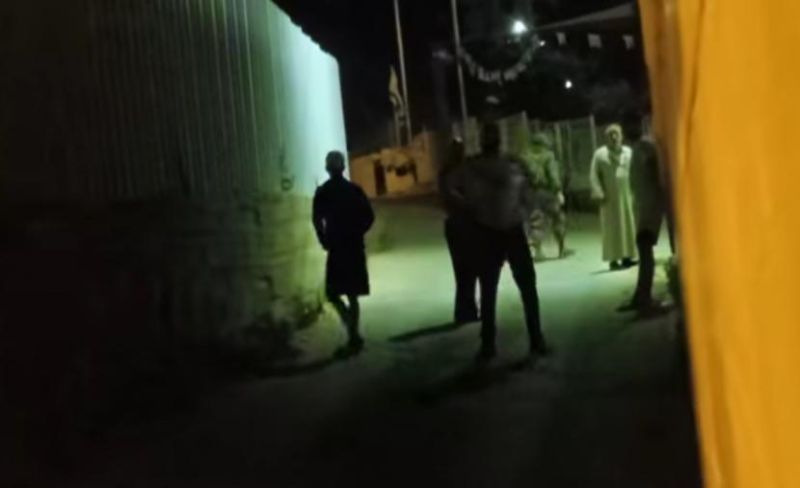 الاحتلال ومستوطنوه يقتحمون مسجد الرأس بالخليل