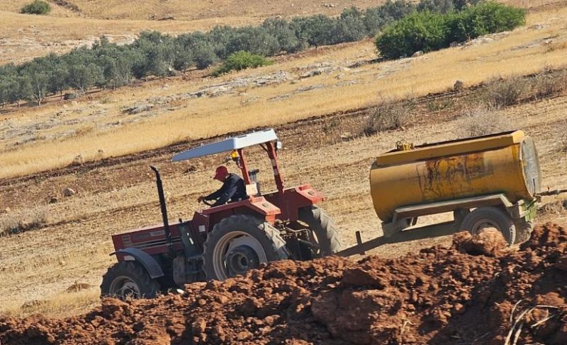 الاحتلال يصادر جراراً وصهريج مياه ويعتقل سائقه بالأغوار