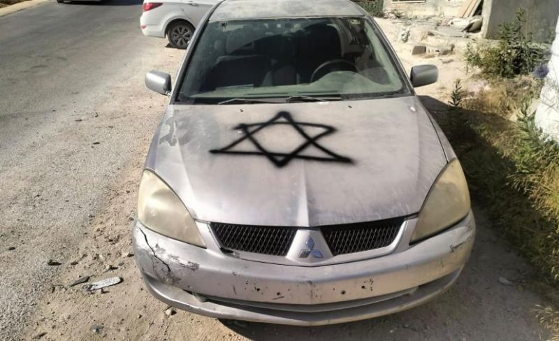 مستوطنون يهاجمون مركباتٍ ومنازل بالخليل ونابلس