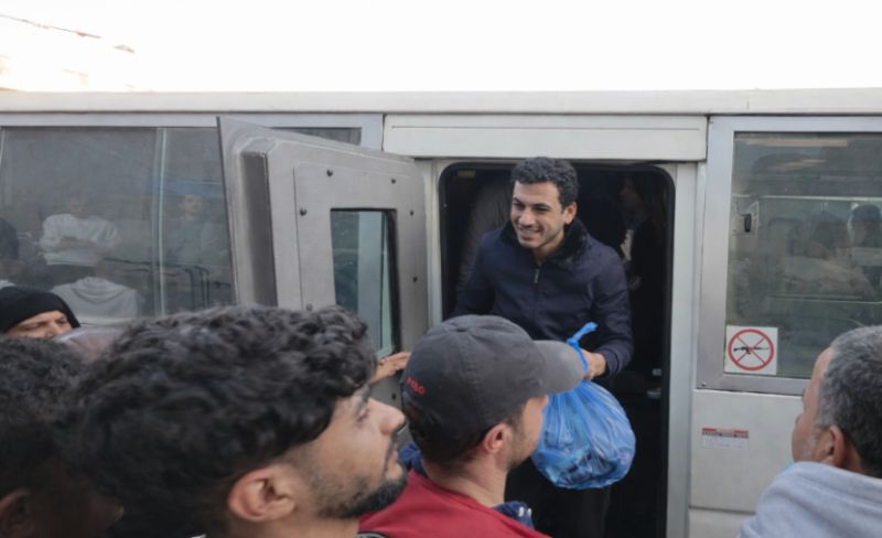الاحتلال يفرج عن 60 معتقلاً من غزة