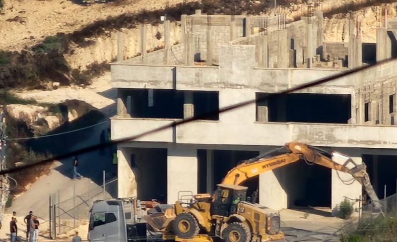 الاحتلال يهدم بناية فلسطينية جنوب جنين