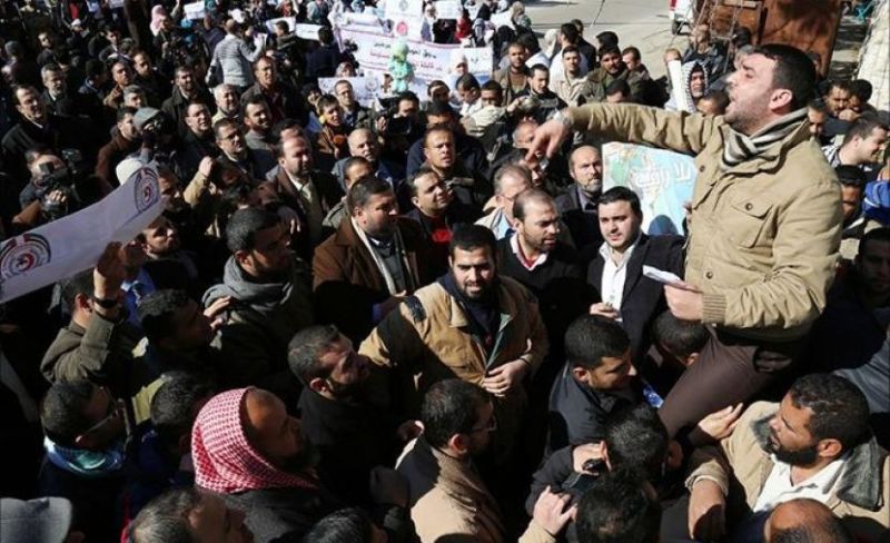 كيف تعالج خارطة ملادينوف ملف موظفي غزة؟.. محلل سياسي يجيب