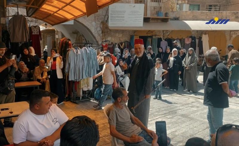 طاهر البكير.. حكواتي من نابلس تُحيي المولد في خليلٍ يثقلها الاحتلال