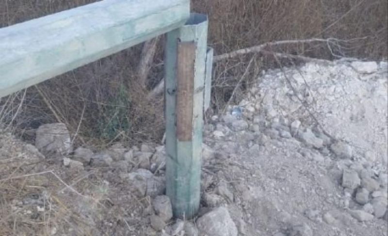 مستوطنون يقطعون أعمدة كهرباء في دير دبوان برام الله