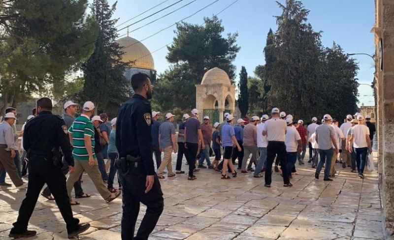 120 مستوطنا يقتحمون باحات المسجد الأقصى