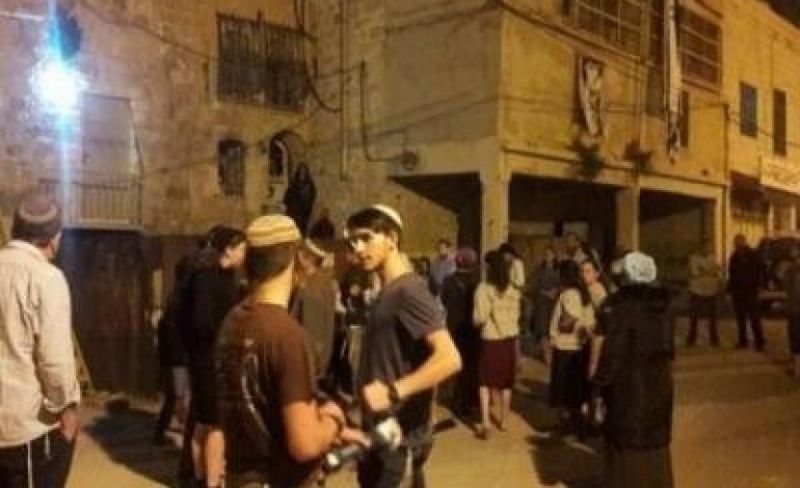 مستوطنون يقتحمون عين قينيا بحماية الاحتلال