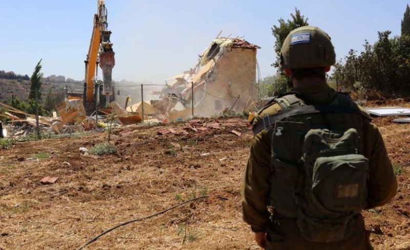 الاحتلال يُجبر فلسطينيا على هدم منشآته في الأغوار