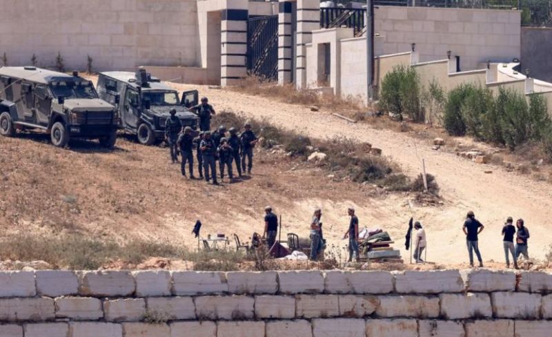 مستوطنون يحاصرون 3 منازل في قصرة لليوم الـ12