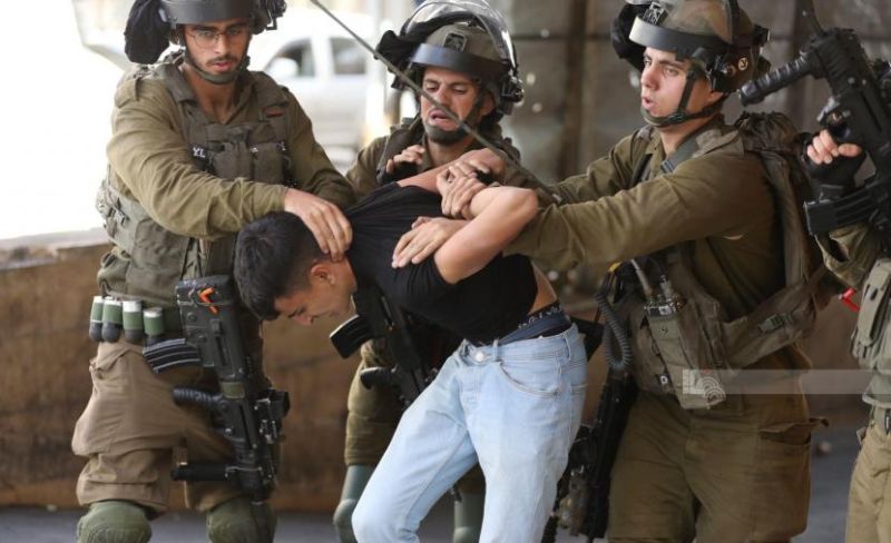 اعتقال فلسطيني عقب اقتحام منزله غرب القدس