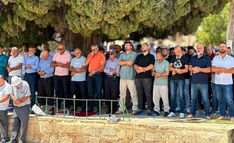 عشرات الآلاف يؤدون صلاة الجمعة في الأقصى