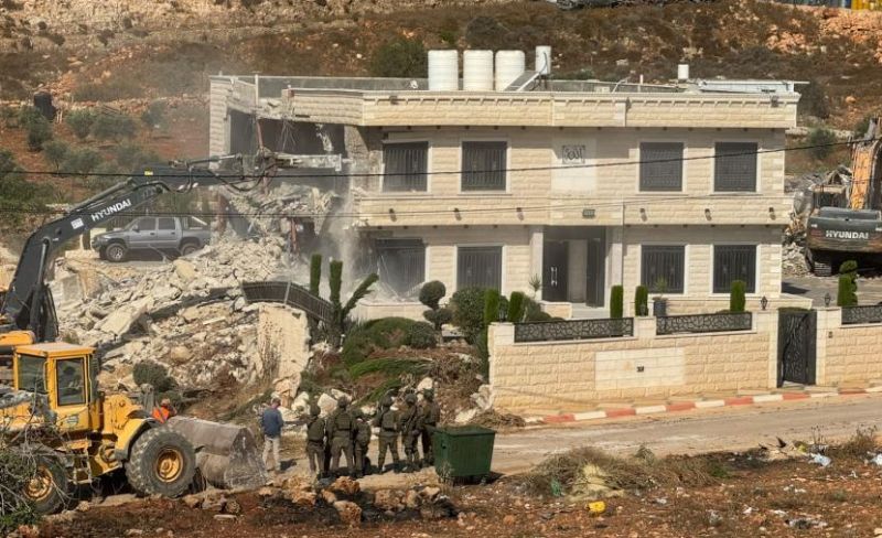 الاحتلال يهدم منزلًا في قلنديا شمال القدس