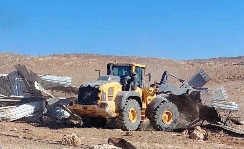 الاحتلال يهدم عدة مساكن ومنشآت جنوب الخليل