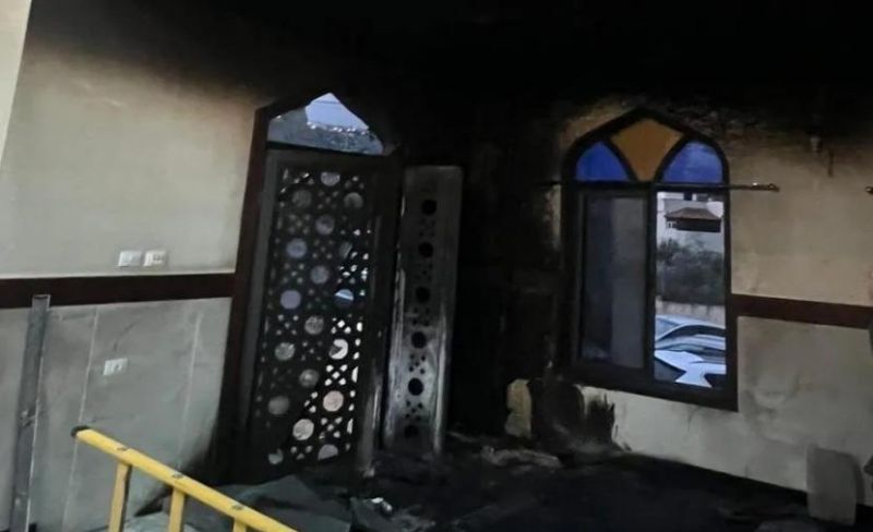 مستوطنون يضرمون النار بمسجد في بزاريا قرب نابلس