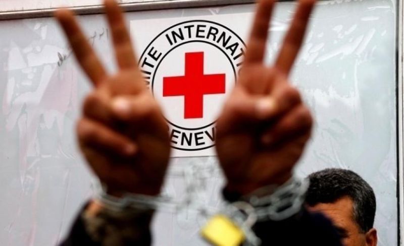 الصليب الأحمر ينفي استئناف زيارات الأسرى في سجون الاحتلال