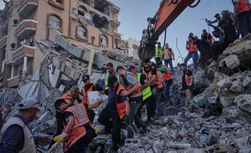 الحكومة تطالب بإدخال فرق إنقاذ إلى غزة