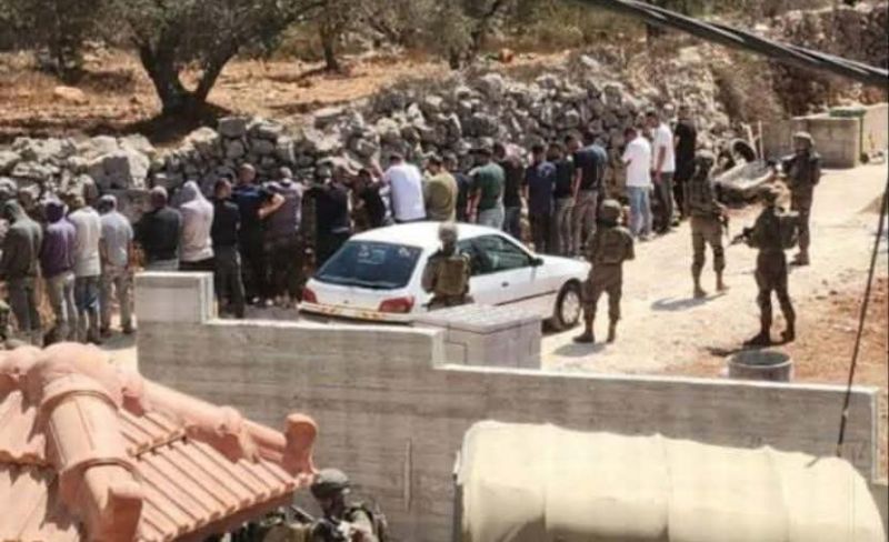 الاحتلال يحتجز 13 شابًا خلال اقتحامٍ جنوب نابلس