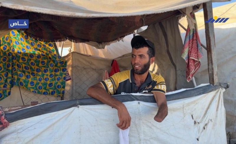 الحلاق جهاد المبحوح يواصل مِهنته بيدٌ واحدة في غزة