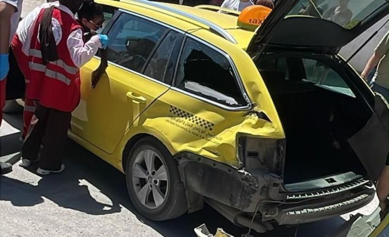 آلية للاحتلال تصدم مركبة عمومية شرق طولكرم