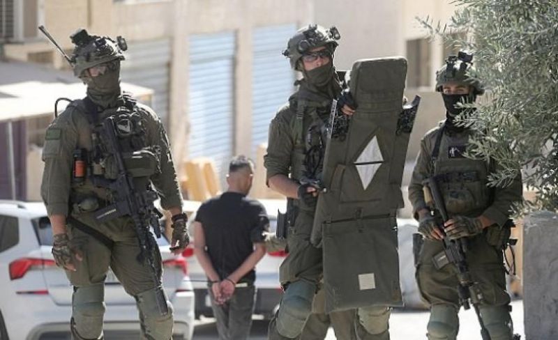الاحتلال يعتدي على سيدة ويعتقل 16 فلسطينيا من الضفة الغربية