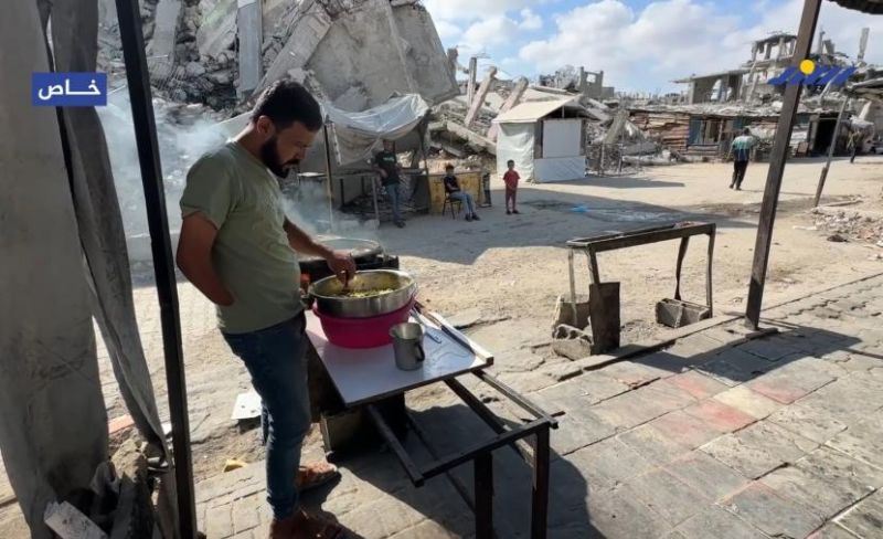 محمد صبيح.. بيد واحدة وعين زجاجية يعيد الحياة لمطعمه بغزة
