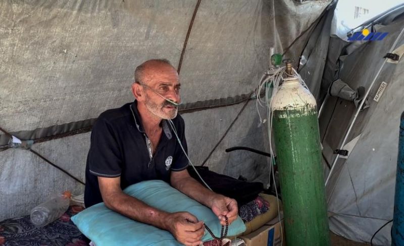 نقص الأكسجين يهدد حياة المسن العسلي داخل خيمة النزوح بغزة
