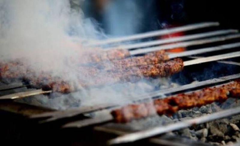 "الفحم" أزمة جديدة تهدد مطاعم غزة