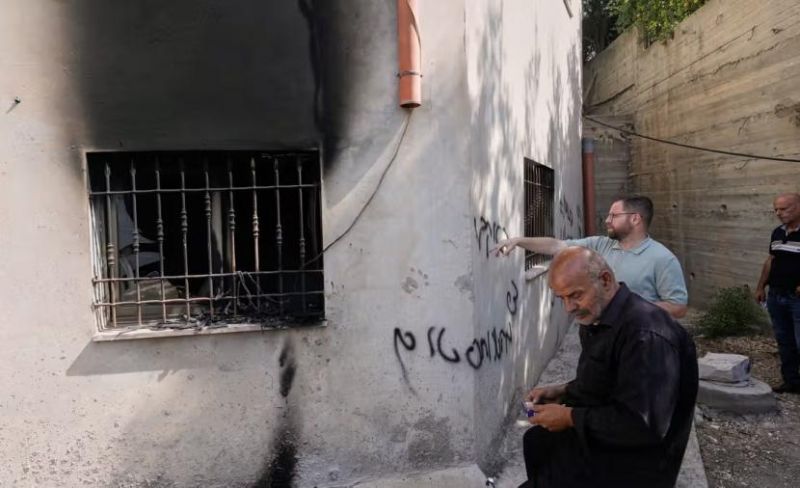 مستوطنون يحرقون منشآت فلسطينية بمسافر يطا