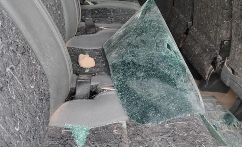 مستوطنون يحطّمون زجاج مركبة تقل طلاباً بالخليل