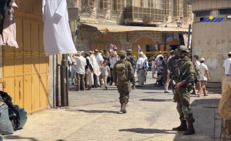 الخليل.. مستوطنون يحتفلون وجنود يحاصرون البلدة القديمة