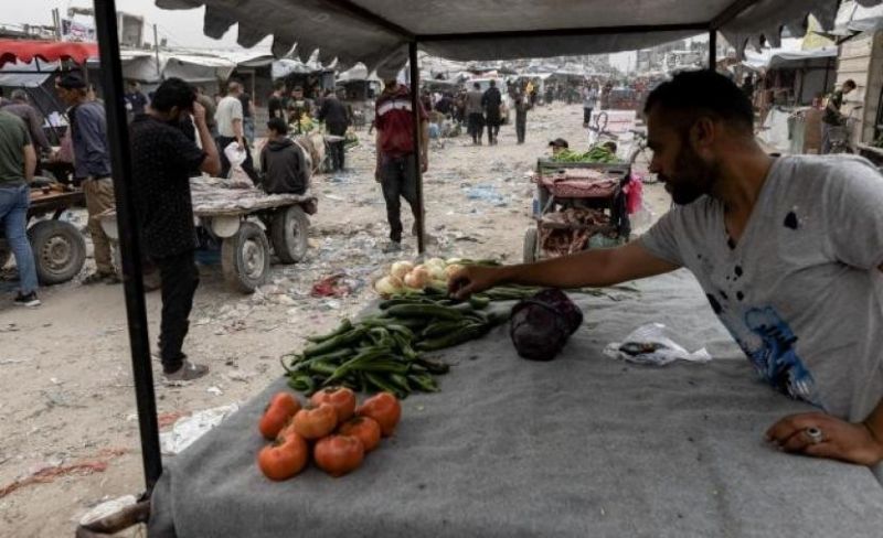 وسط أزمة معيشية خانقة.. وعود بإدخال شاحنات طحين وفواكه لقطاع غزة غدًا