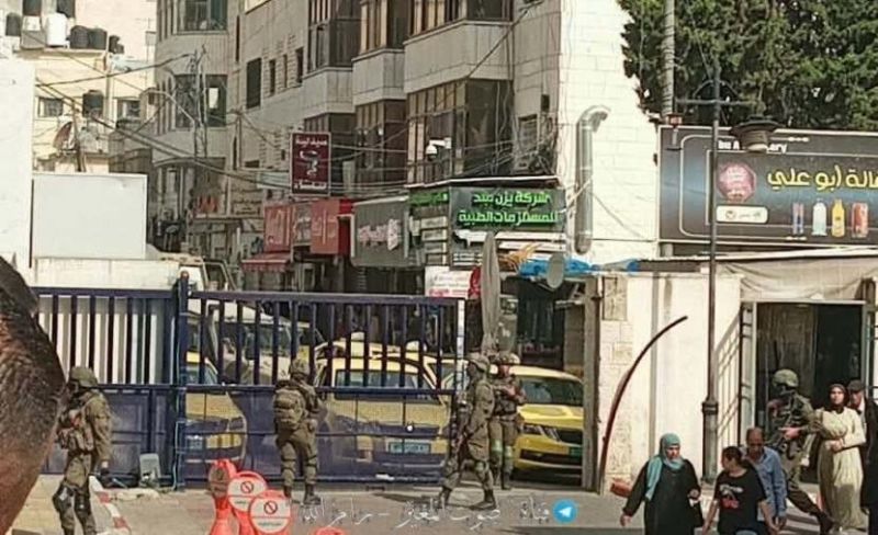 الاحتلال يقتحم وسط رام الله ويداهم مؤسسات أهلية