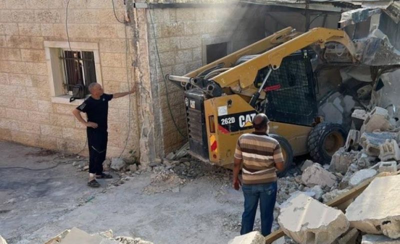 مواطنة مقدسية تهدم منزلها ذاتيا في بيت حنينا