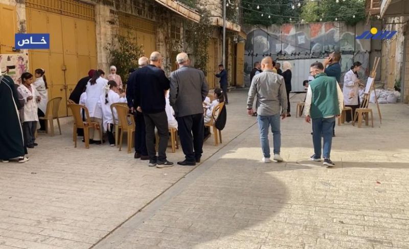 قرب جدار الفصل بالخليل.. أطفال يرسمون مدينتهم ويحرسونها بالألوان