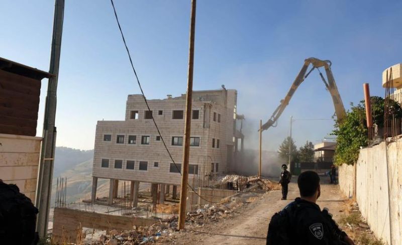 الاحتلال يهدم منزلًا في الرام شمال القدس
