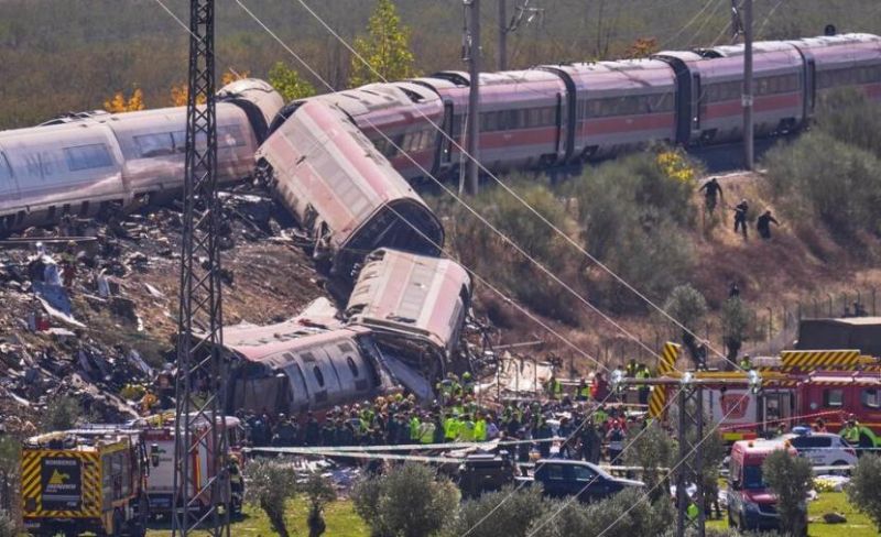 ارتفاع ضحايا تصادم قطارين في إسبانيا إلى 64 قتيلًا