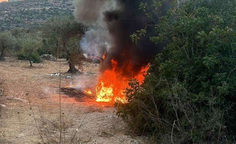 مستوطنون يهاجمون مزارعين ويحرقون مركبتين بسلفيت