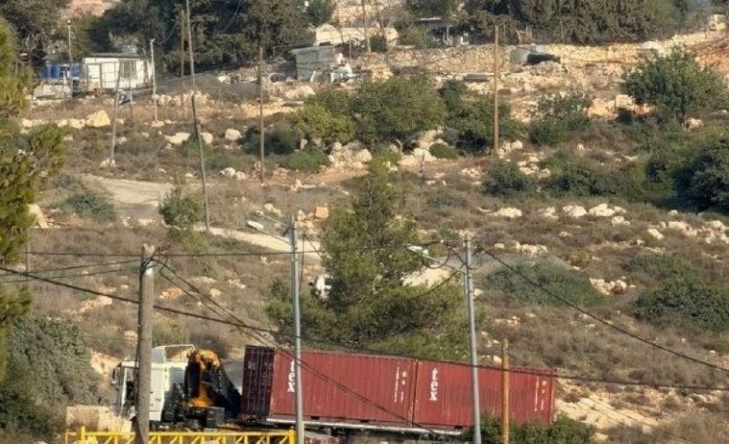 مستوطنون ينقلون بيوتًا كبيرة لبؤرة في"جبل الراس"