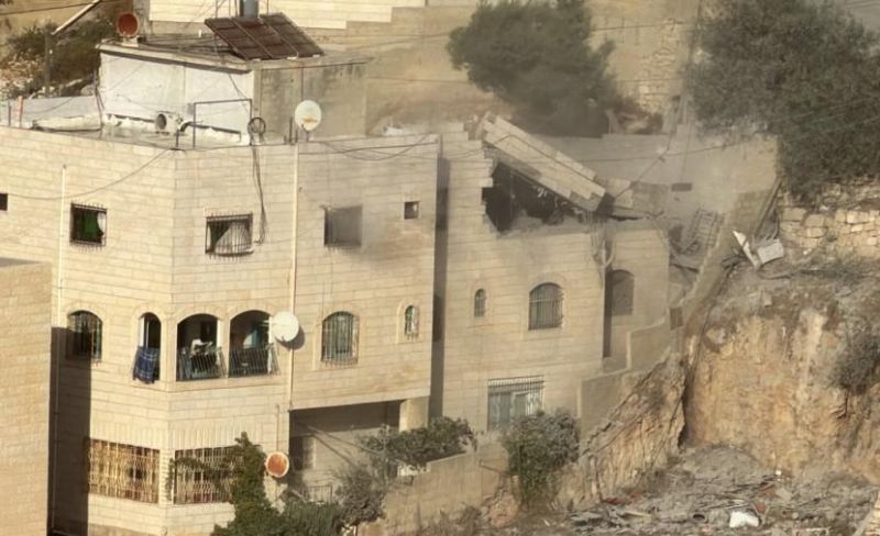 الاحتلال يفجر منزلي الشهيدين الجعبة في الخليل