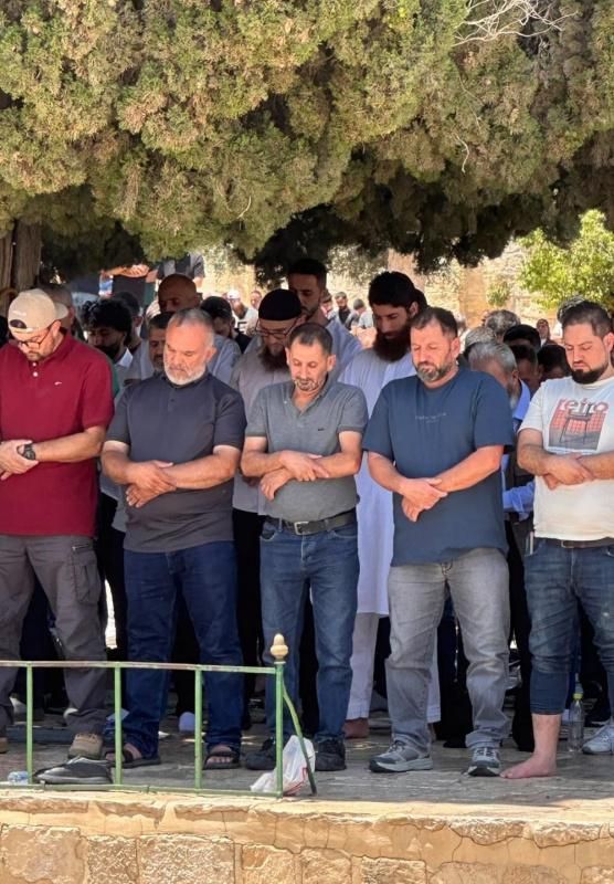 65 ألف مصلّ يؤدون الجمعة في الأقصى