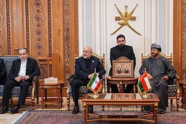 إيران تنفي وجود مفاوضات مع واشنطن وتجري مباحثات مع عمان بشأن هرمز